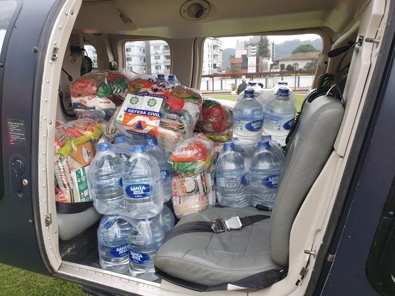Cerca de 400 kg de cestas b&aacute;sicas e medicamentos foram transportados – Foto: Divulga&ccedil;&atilde;o/ND