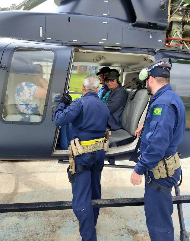 Equipe a&eacute;rea transportou pacientes e diversas pessoas que precisavam de ajuda emergencial – Foto: Divulga&ccedil;&atilde;o/ND