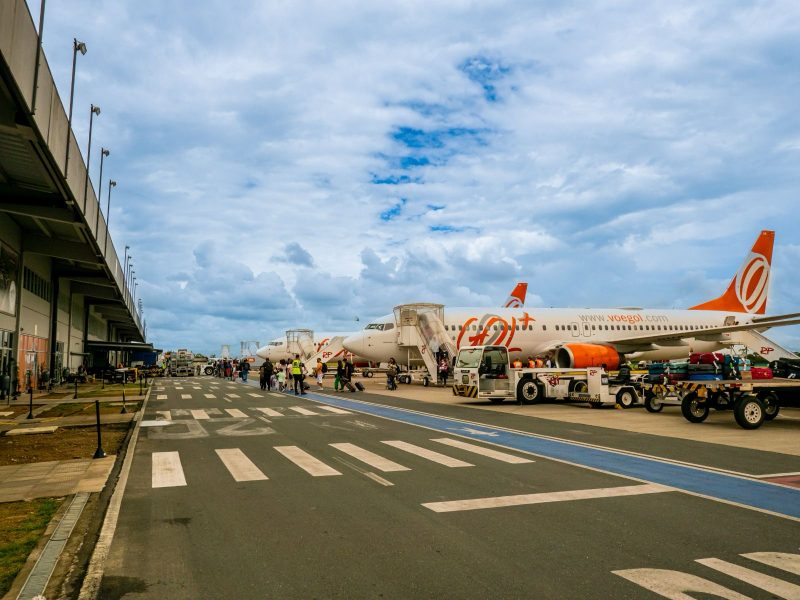 Imagem do Aeroporto Internacional de Navegantes, com aviões de fundo