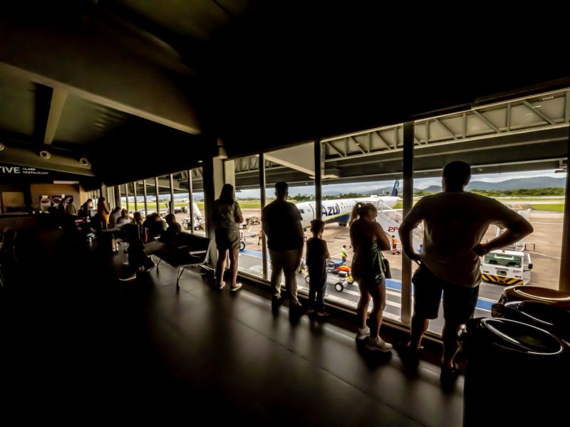 Imagem mostra saguão do Aeroporto de Navegantes lotado diante de voos cancelados por conta da neblina