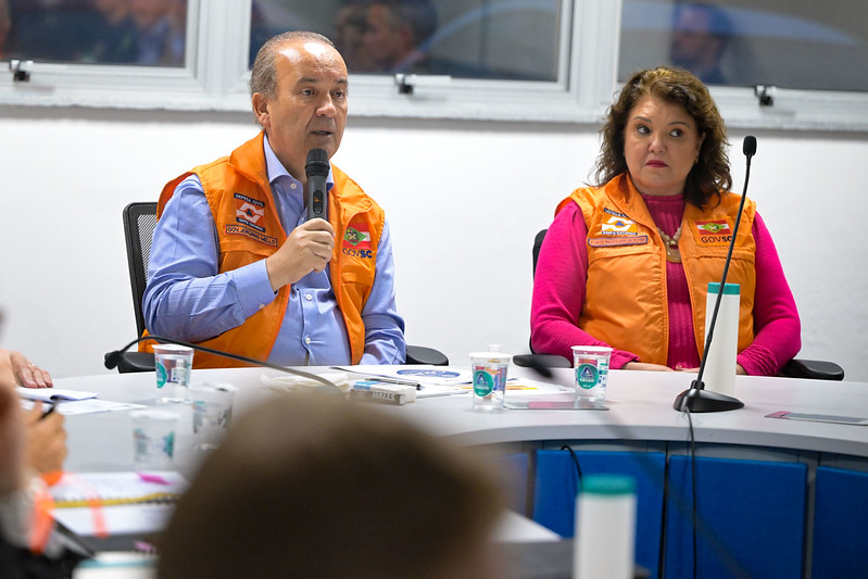 &ldquo;Agora o objetivo &eacute; salvar vidas&rdquo;, afirmou na sexta-feira (6) o governador Jorginho Mello, ap&oacute;s reuni&atilde;o do Grac (Grupo de A&ccedil;&otilde;es Coordenadas), na sede da Defesa Civil, em Florian&oacute;polis – Foto: Eduardo Valente/GOVSC