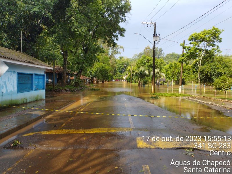 &Aacute;guas de Chapec&oacute; com ruas alagadas nesta ter&ccedil;a-feira – Foto: Reprodu&ccedil;&atilde;o/Defesa Civil