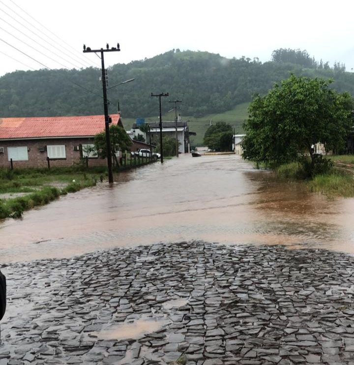 &Aacute;gua come&ccedil;ou a alagar rua em Palmitos – Foto: Reprodu&ccedil;&atilde;o/Defesa Civil