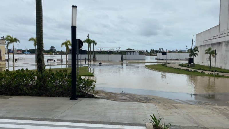 Avenida Beira-Rio, em Itaja&iacute;, foi afetada por alagamentos nesta sexta-feira (13). – Foto: Reprodu&ccedil;&atilde;o