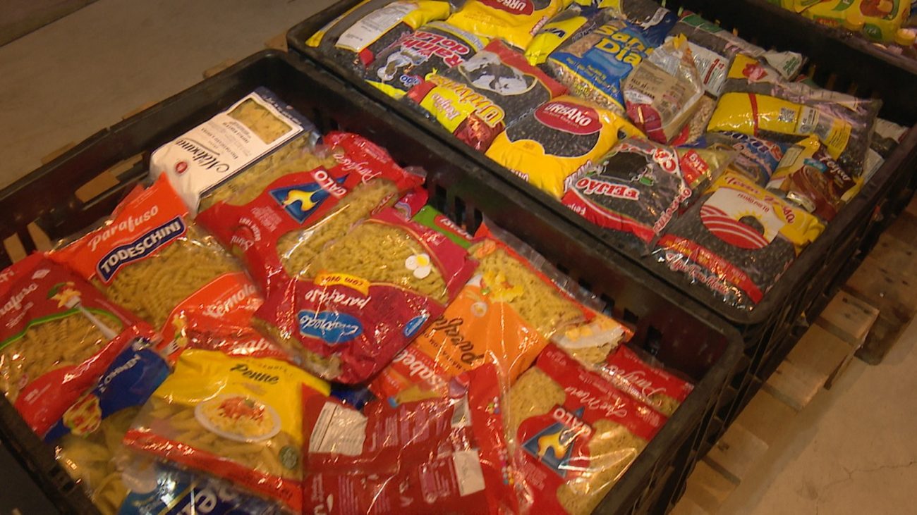 Meia tonelada de alimentos foi doada pela NDTV Record e o Exército - Adriano Mendes/NDTV