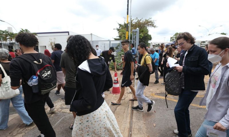 Imagem com vários estudantes a caminho do seu local de provas no Enem