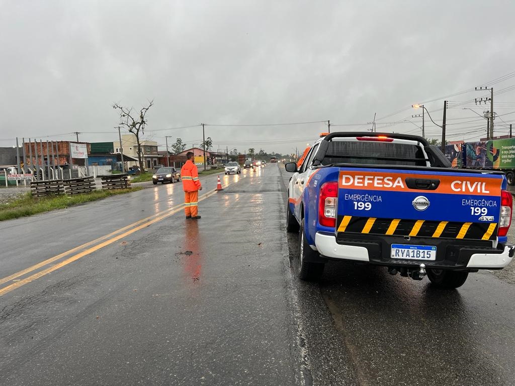 Pista começa a ceder na BR-280, em Araquari