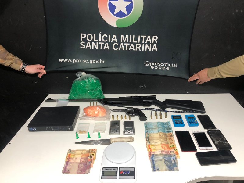 Foto imagem mostra materiais apreendidos pela polícia militar após troca de tiros 