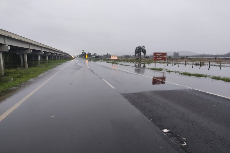 BR-101, no trecho, tem uma lâmina de água na pista 