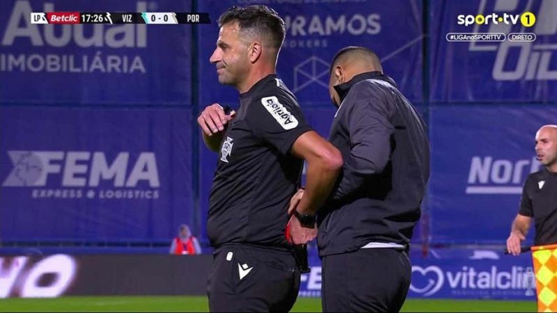 &Aacute;rbitro ‘simula’ em campo e recebe cart&atilde;o em jogo do Porto (Reprodu&ccedil;&atilde;o: SporTV Portugal) – Foto: arbitroporto