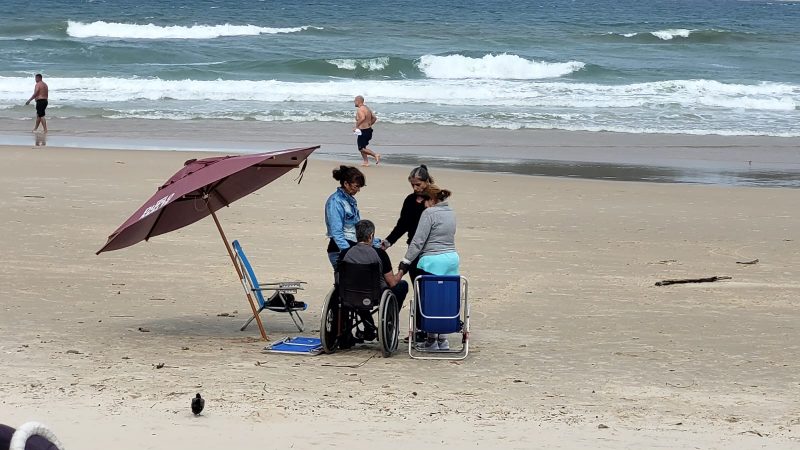 Família de jovem morto em Israel se reúne para homenagem na Praia do Campeche - Foto: Arliss Amaro/NDTV