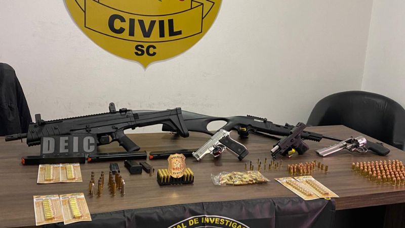 Foram apreendidas cinco armas, carregadores e muni&ccedil;&otilde;es – Foto: PCSC/Reprodu&ccedil;&atilde;o/ND