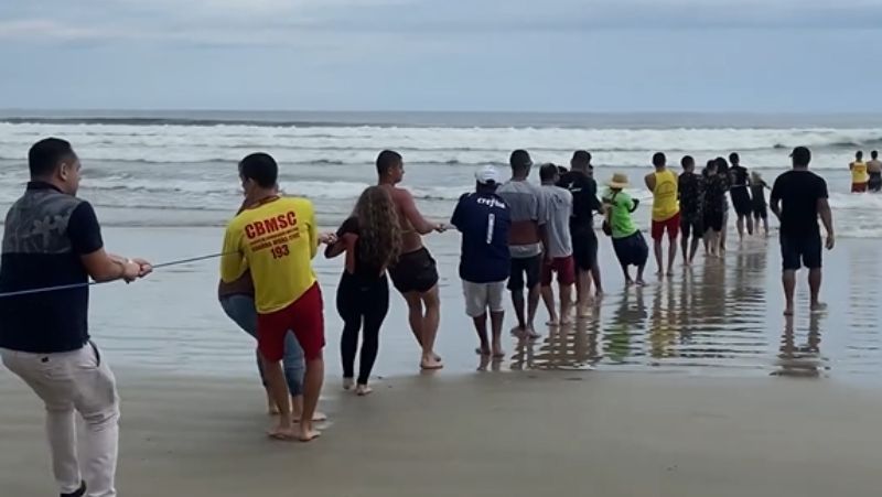Fishermen, firefighters and volunteers used “trawling” as a strategy during the search – Photo: Ney Sassaki/Visor Notícias/Itapema Mil Grau/Reproduction/ND