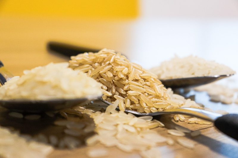 Três tipos de arroz separados em colheres 