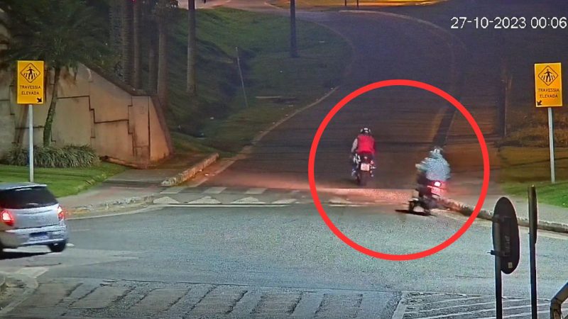 Responsáveis por assaltar casal em praia fogem com duas motocicletas conforme omagens de câmera de segurança