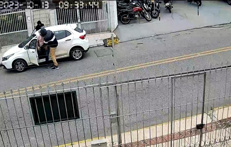 VÍDEO: Assalto de carro à luz do dia assusta bairro de Florianópolis