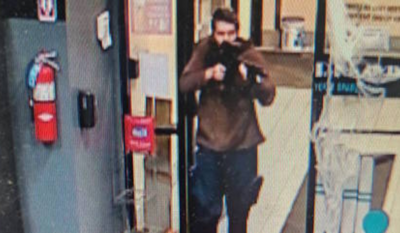 Atirador suspeito de matar 22 pessoas em ataques nos EUA armado utilizando casaco marrom