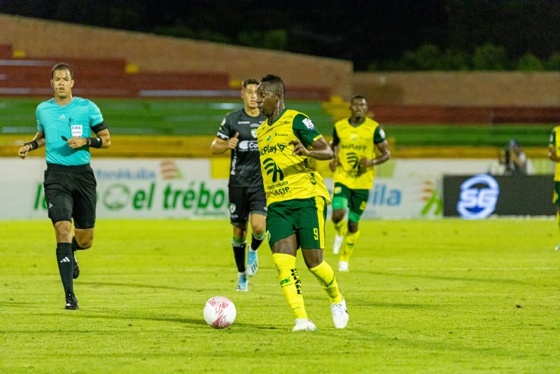 Partida terminou empatada por 1 a 1