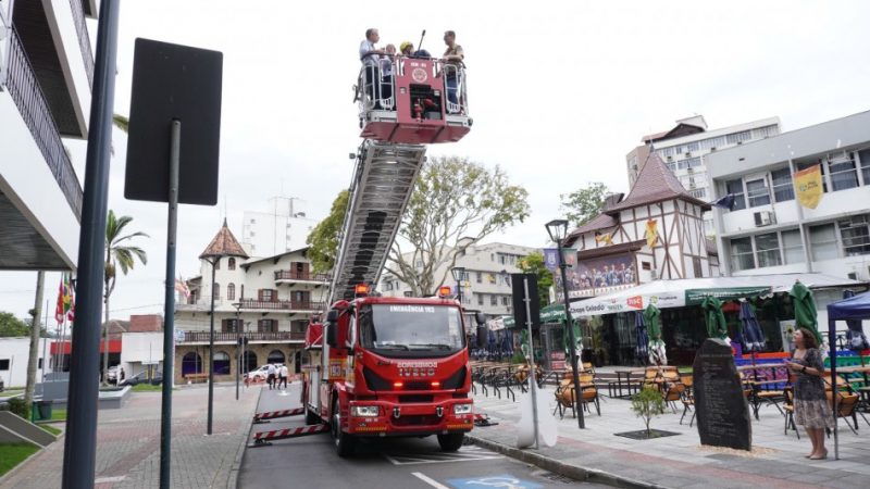 Bombeiros de Blumenau recebem nova viatura 