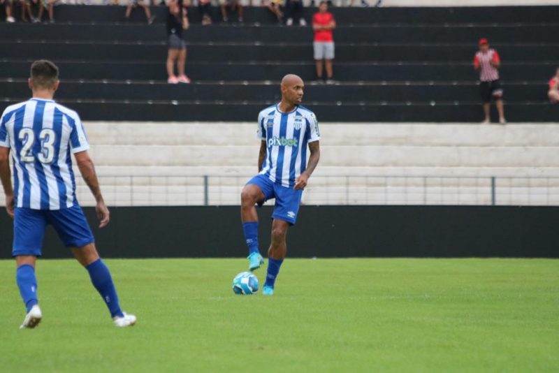 Alan Costa (com a bola) &eacute; um dos atletas que n&atilde;o vai permanecer – Foto: Rafael Xavier/Ava&iacute; F.C/ND