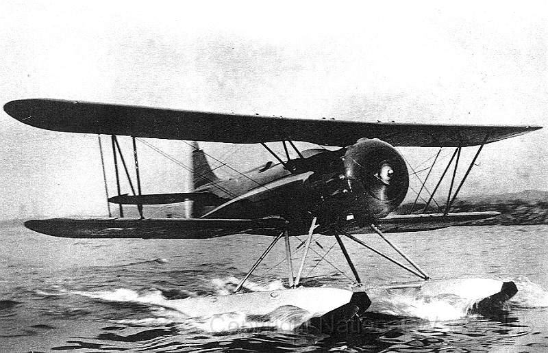 Hidroavião pousa no mar em Florianópolis