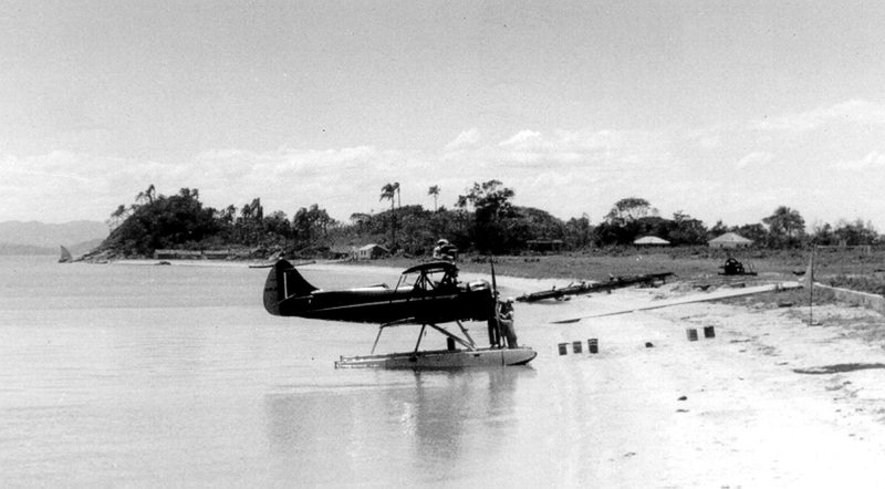 Hidroavião pousa no mar em Florianópolis