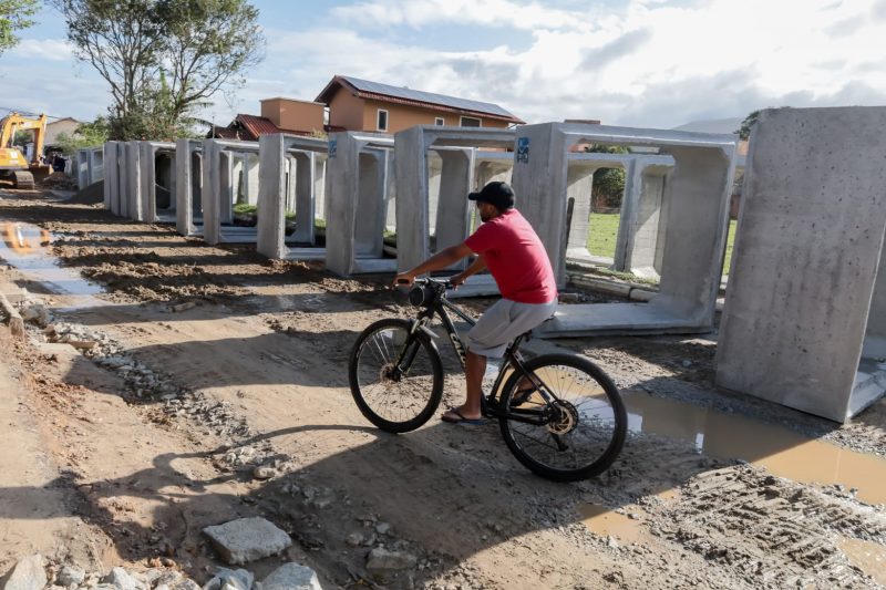 Ap&oacute;s enchente no fim de semana, for&ccedil;a-tarefa para limpeza no Rio Vermelho, em Florian&oacute;polis – Foto: Bianca Taranti/Especial para o ND