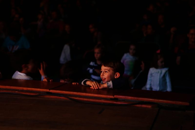 Pequeno espectador vidrado no show do grupo Barbatuques na Mostra de Cinema Infantil de Florian&oacute;polis – Foto: Carolina Arruda/Divulga&ccedil;&atilde;o