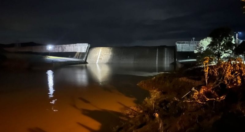 Barragem voltou a ficar cheia na noite desta segunda-feira (30) e segue com todas as comportas fechadas – Foto: Imagens cedidas/RedeWebTV/Reprodu&ccedil;&atilde;o/ND