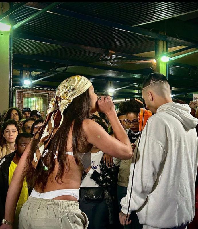 uma rapper se apresenta na batalha de MCs, evento que aconteceria no Street Art Tour