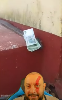 Biólogo compartilhou o vídeo de uma cobra aparentemente carregando algumas notas de dinheiro