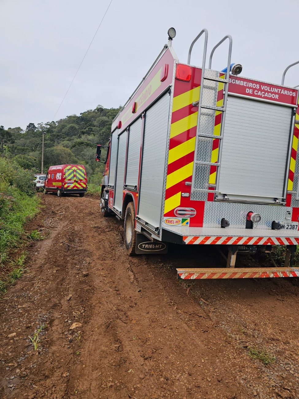 The corporation's ambulance, located at the Tacuara Verde garrison post, carried out its first battles with fire extinguishers before the arrival of the fire department, where it consumed another 200 liters of water.  - Military Fire Department/Reproduction/ND
