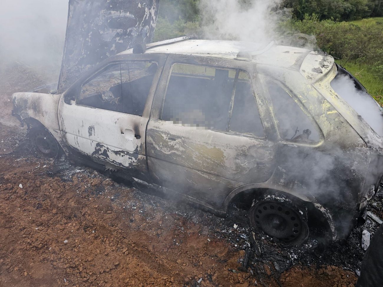 Firefighters found a car engulfed in flames and a body.  The victim has not been identified and the case is being handled by the Civil Police and the Scientific Police.  - Military Fire Department/Reproduction/ND