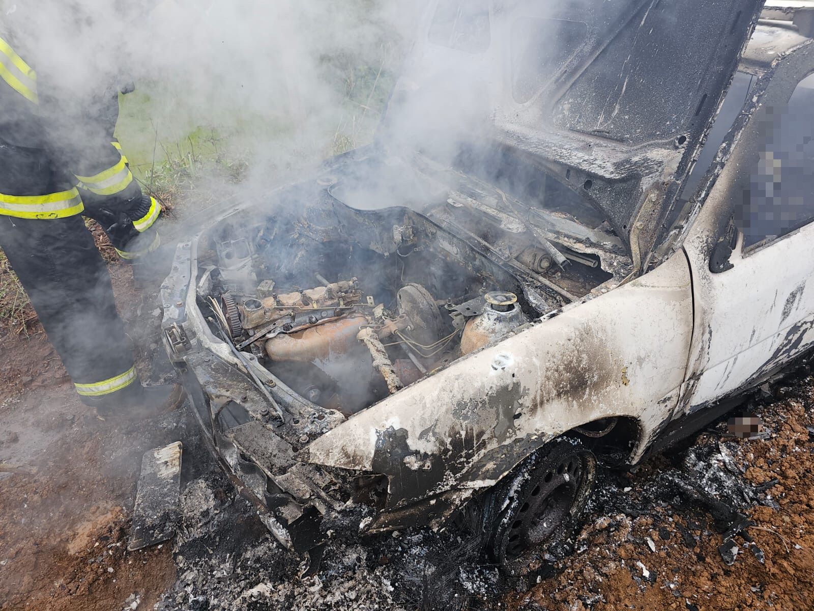 Corpo é Encontrado Carbonizado Dentro De Carro Em Caçador