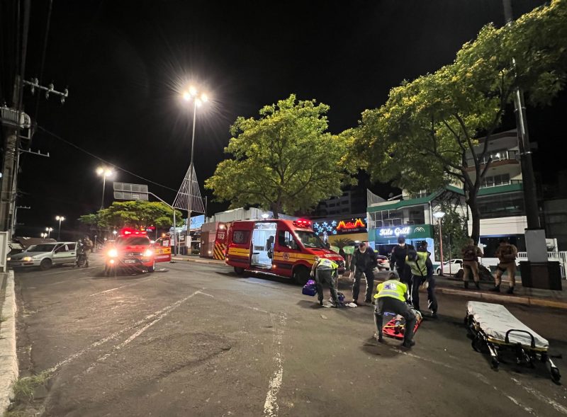 Um pedestre foi atropelado na madrugada desta sexta-feira (27). 
