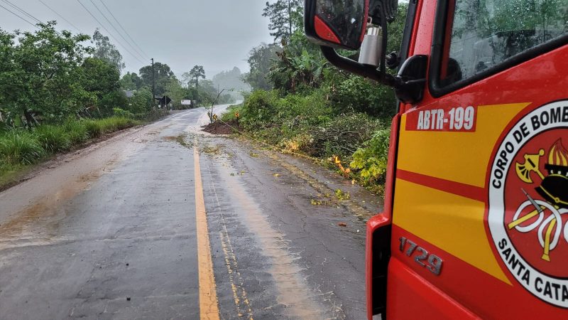 Alerta se estende para deslizamentos e condi&ccedil;&otilde;es das rodovias catarinenses, que sofreram bastante com os temporais no &uacute;ltimo m&ecirc;s – Foto: Corpo de Bombeiros Militar/Reprodu&ccedil;&atilde;o/ND