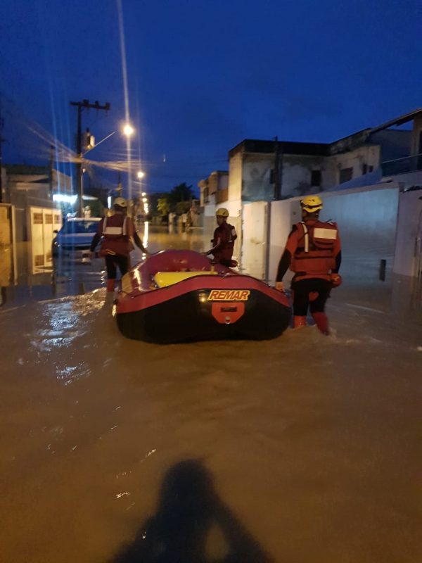 Equipes do Corpo de Bombeiros atuam no resgate de fam&iacute;lias em Itaja&iacute; – Foto: Reprodu&ccedil;&atilde;o/ND