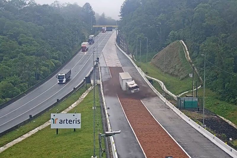 Acidente com carreta aconteceu na BR-376