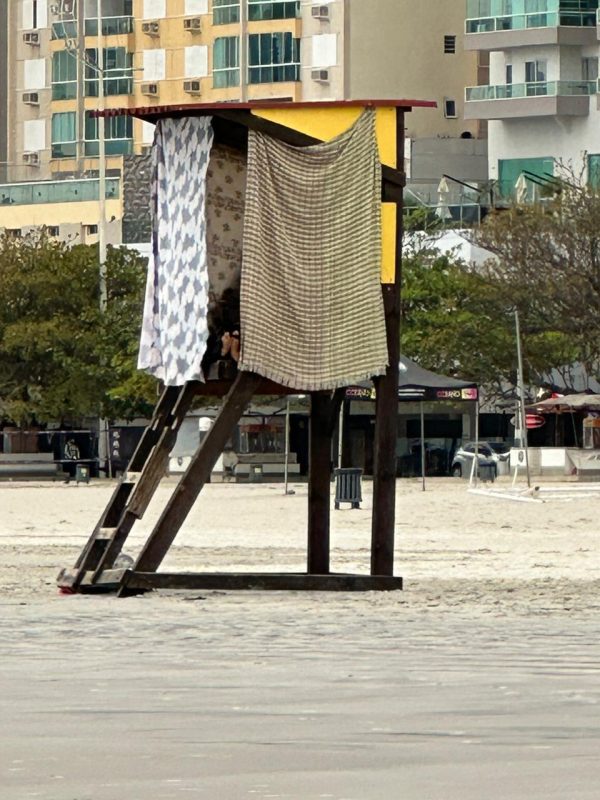 Pessoas em situação de rua fazem cabanas na praia Central de Balneário Camboriú