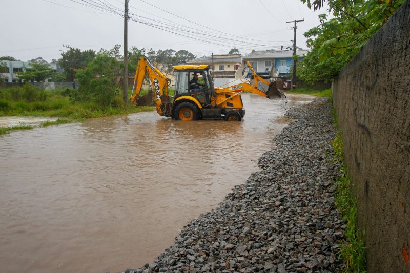 Cal&ccedil;ada improvisada na Servid&atilde;o das G&eacute;rberas – Foto: Leo Munhoz/ND