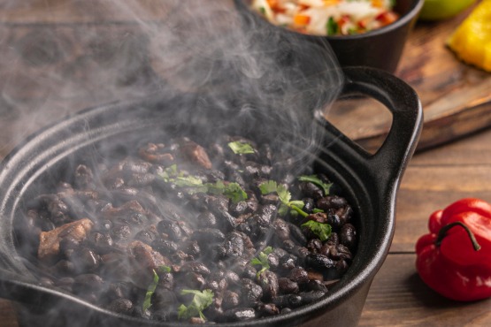 Caldo de feijão quente queimou a criança