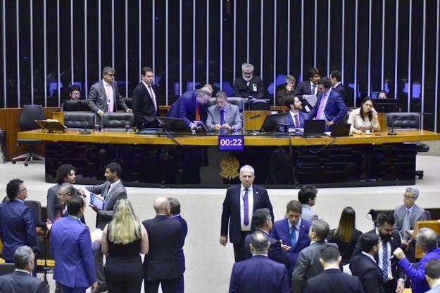 No plenário da Câmara, deputados federais aprovaram o projeto de taxação a super-ricos, que mira investimentos no exterior