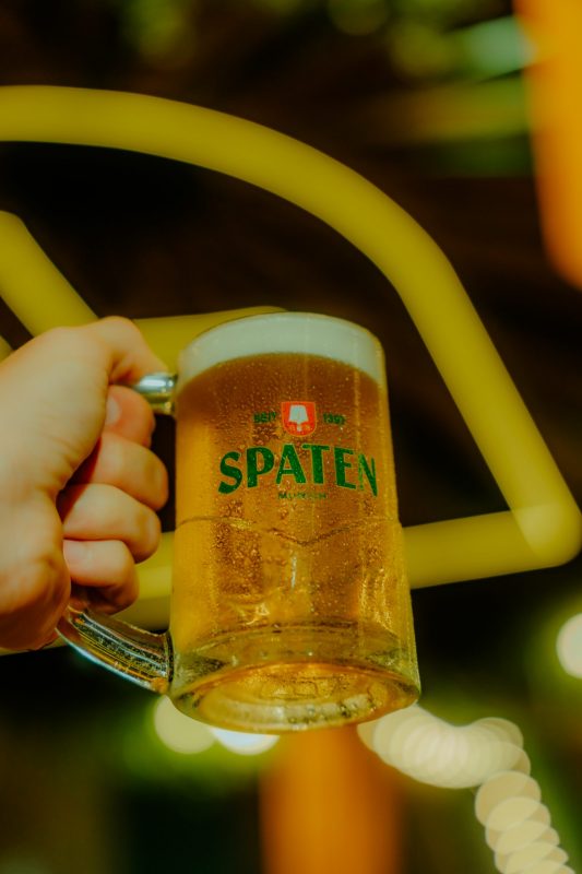 Caneca Spaten chia de chope em foto promocional para a Oktoberfest Blumenau