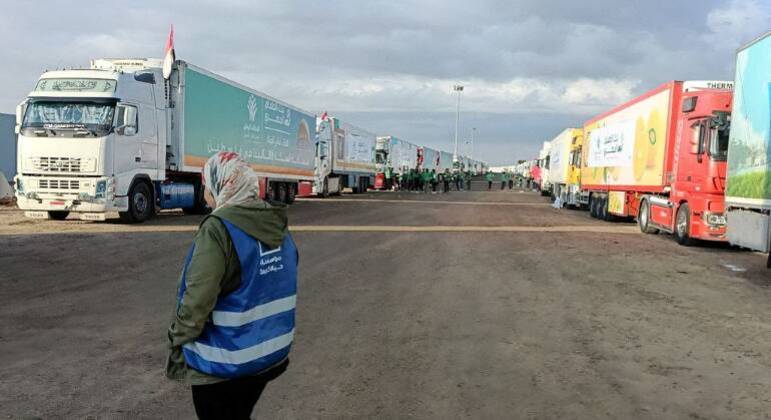Ve&iacute;culos aguardam libera&ccedil;&atilde;o para seguir viagem – Foto: Reprodu&ccedil;&atilde;o/Reuters