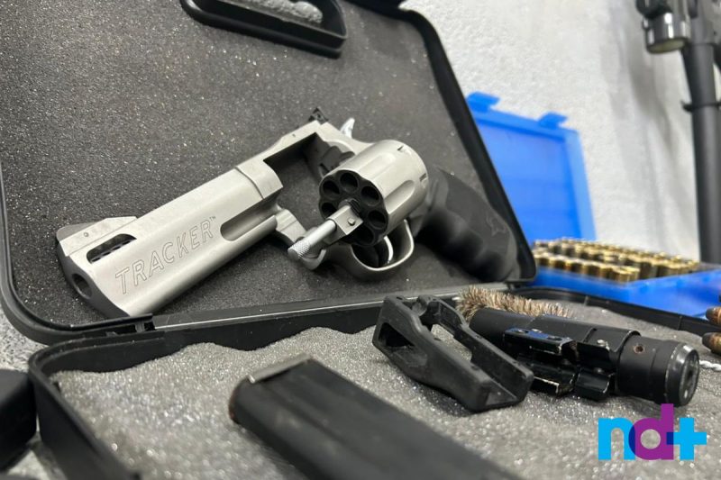 Uma das armas encontradas com o suspeito – Foto: Felipe Bambace/NDTV