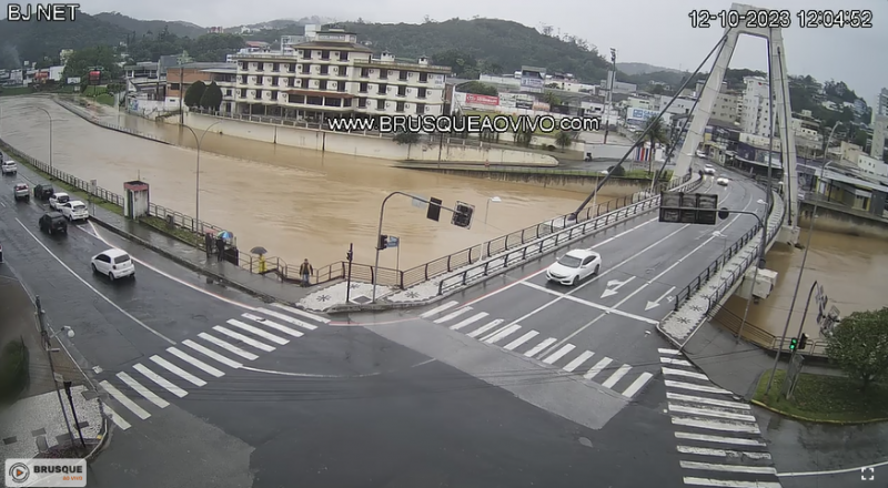Parte da Beira Rio em Brusque j&aacute; est&aacute; coberta por &aacute;gua – Foto: Brusque ao Vivo/Reprodu&ccedil;&atilde;o