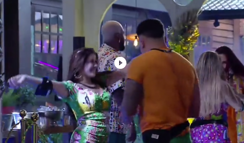 Lucas e Jaque dão beijão enquanto dançam