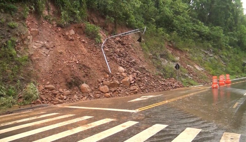 Equipes da Secretaria de Infraestrutura de Joa&ccedil;aba realizaram a limpeza de vias afetadas pelos deslizamentos – Foto: Carlos Corr&ecirc;a/NDTV