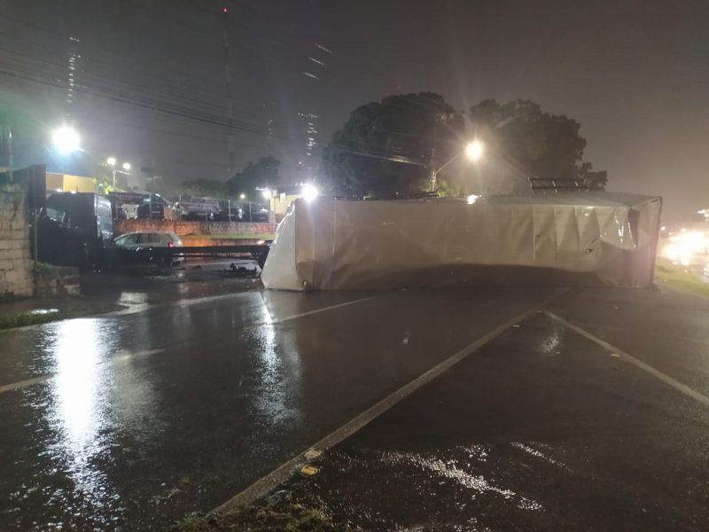 Carreta desgovernada tombou na BR-101