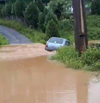 Apesar do susto, o motorista do carro não se feriu 